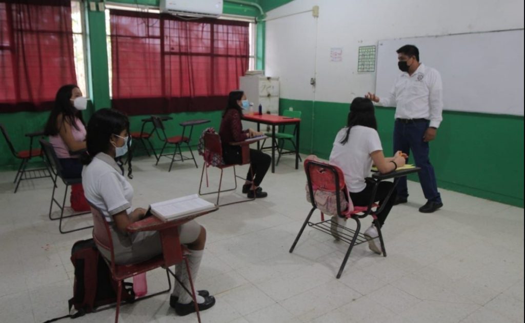 Inician clases presenciales 407 escuelas de Veracruz tras más de un año