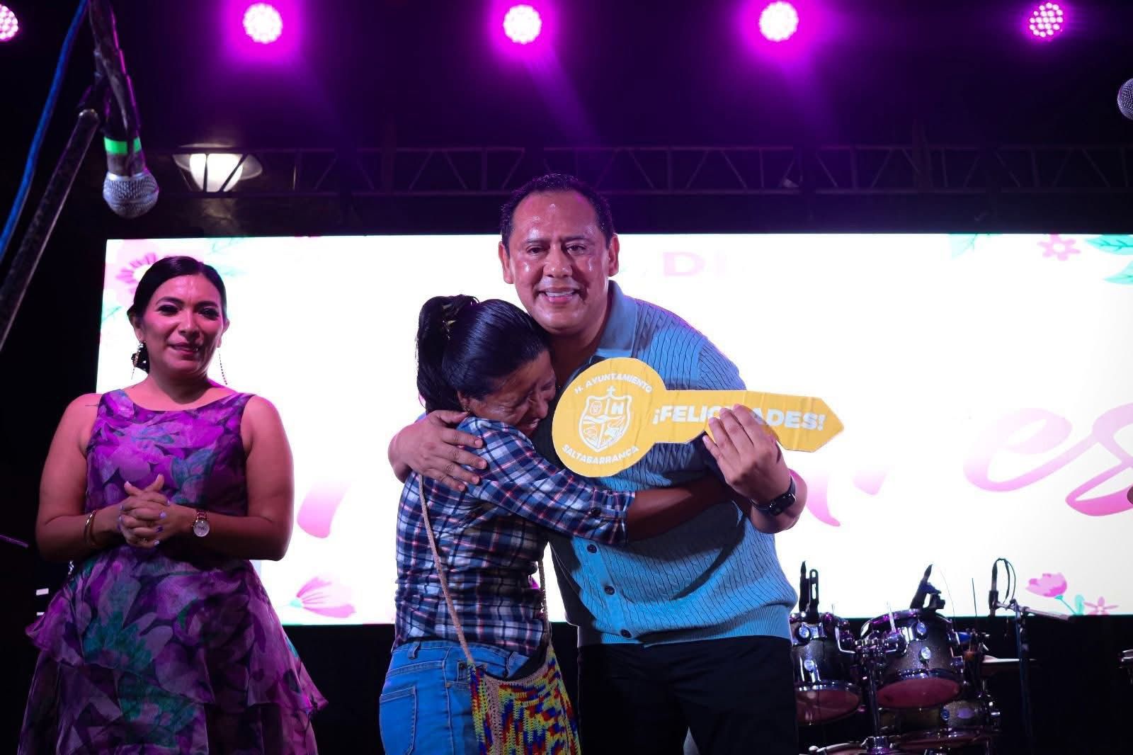Doña Milagros se ganó la casa en Sorteo del «Día de las Madres» en Saltabarranca