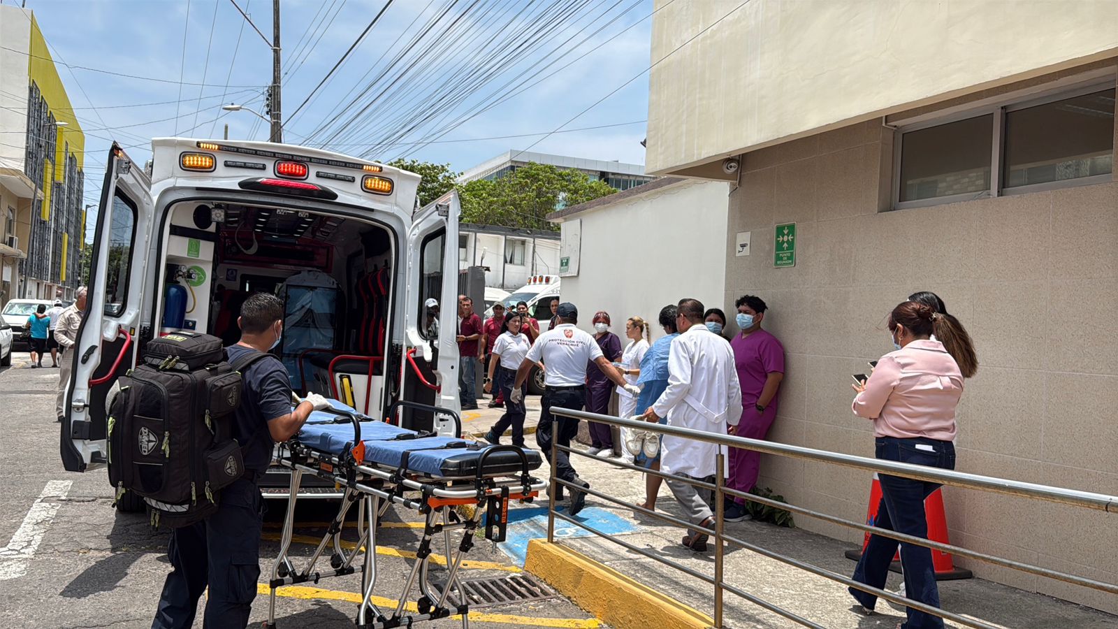 Cinco alumnos al hospital tras explosión en Facultad de Bioquímica de la UV