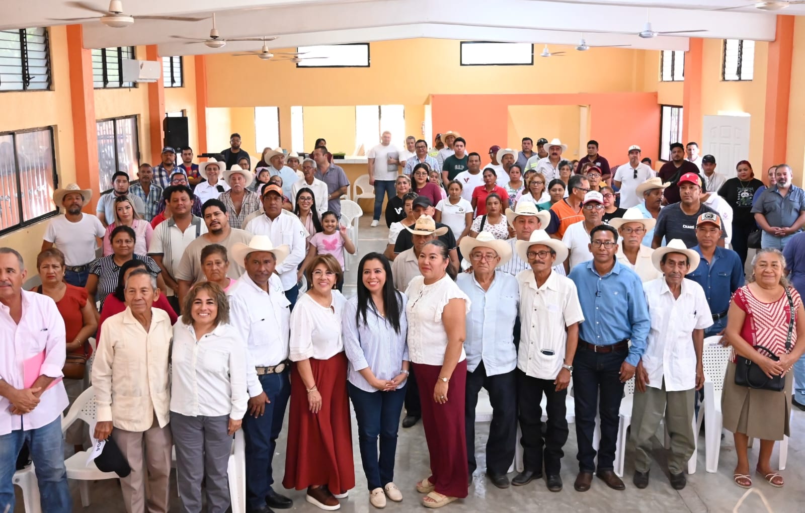 Ayuntamiento de Veracruz subsidió 5 mil pacas de forraje a ganaderos
