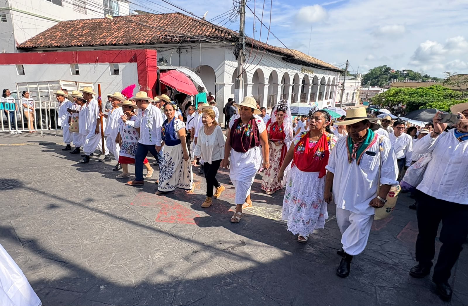 Xóchitl Molina presente en los festejos por el Día del Volador en Papantla