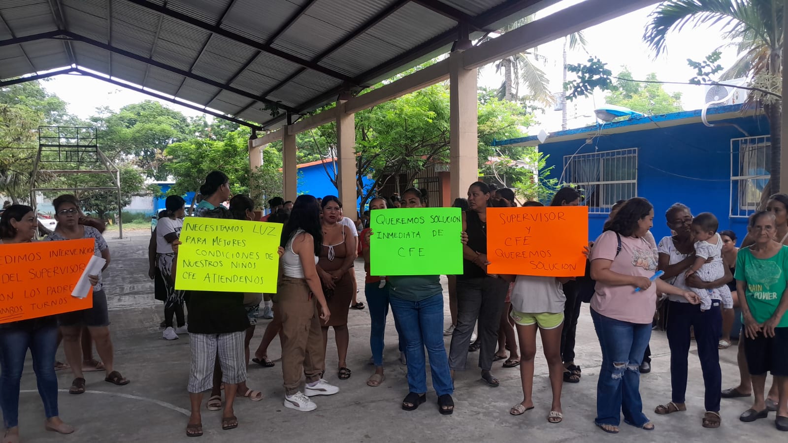 Sin luz y con multa: primaria de Veracruz denuncia cobro de 16 mil pesos