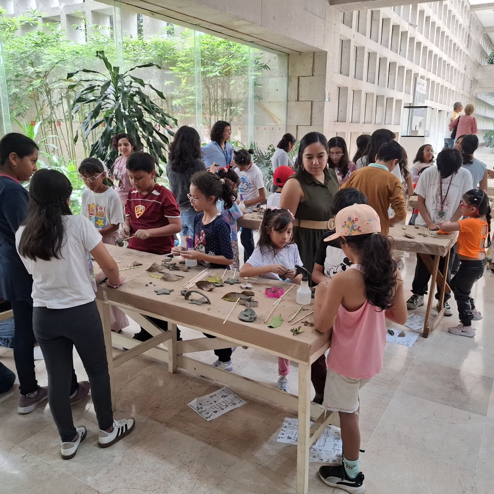 SEV acerca a niñas y niños al arte de la alfarería