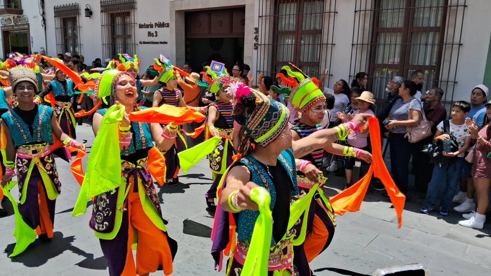 Delegaciones de seis países comparten su cultura en las calles de Orizaba