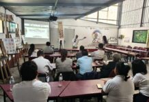 Participan docentes y líderes comunitarios en talleres de capacitación lingüística