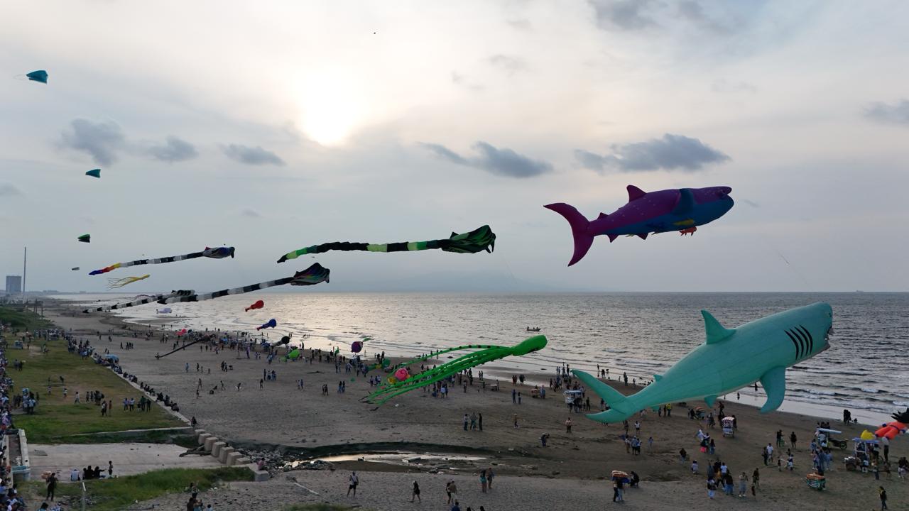 Papalotes gigantes llenan de color el cielo de Coatzacoalcos en el Festival del Mar