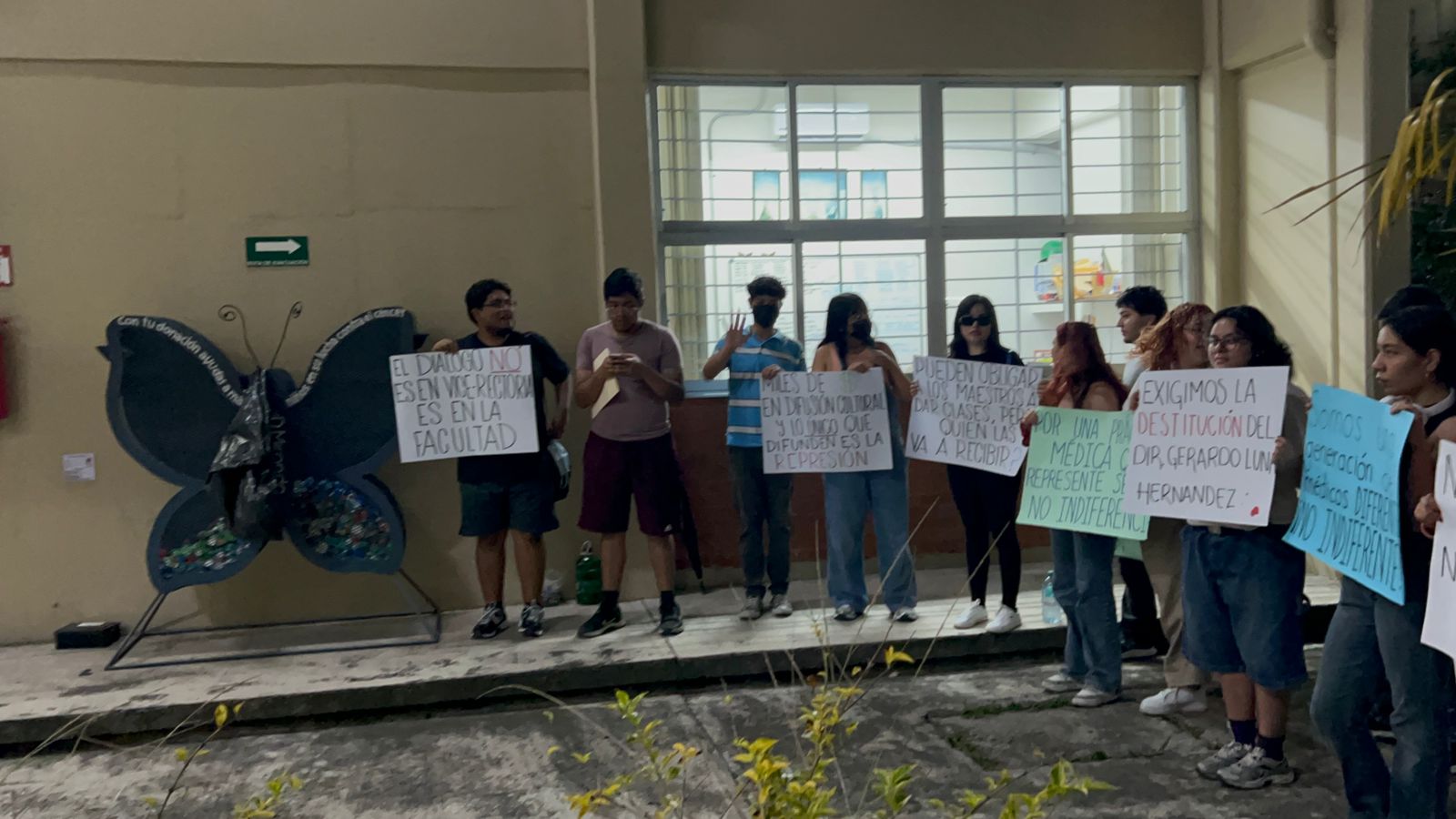 Alumnos de Medicina se manifiestan en Vicerrectoría de la UV